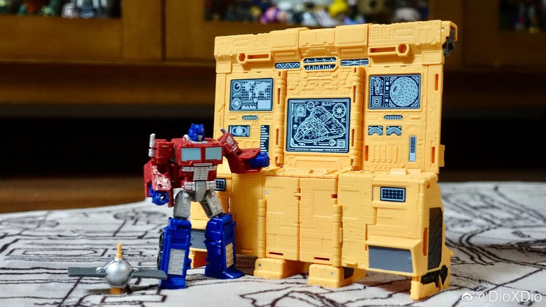 Transformers Kingdom Titan Class ARK More In Hand Images  (17 of 30)